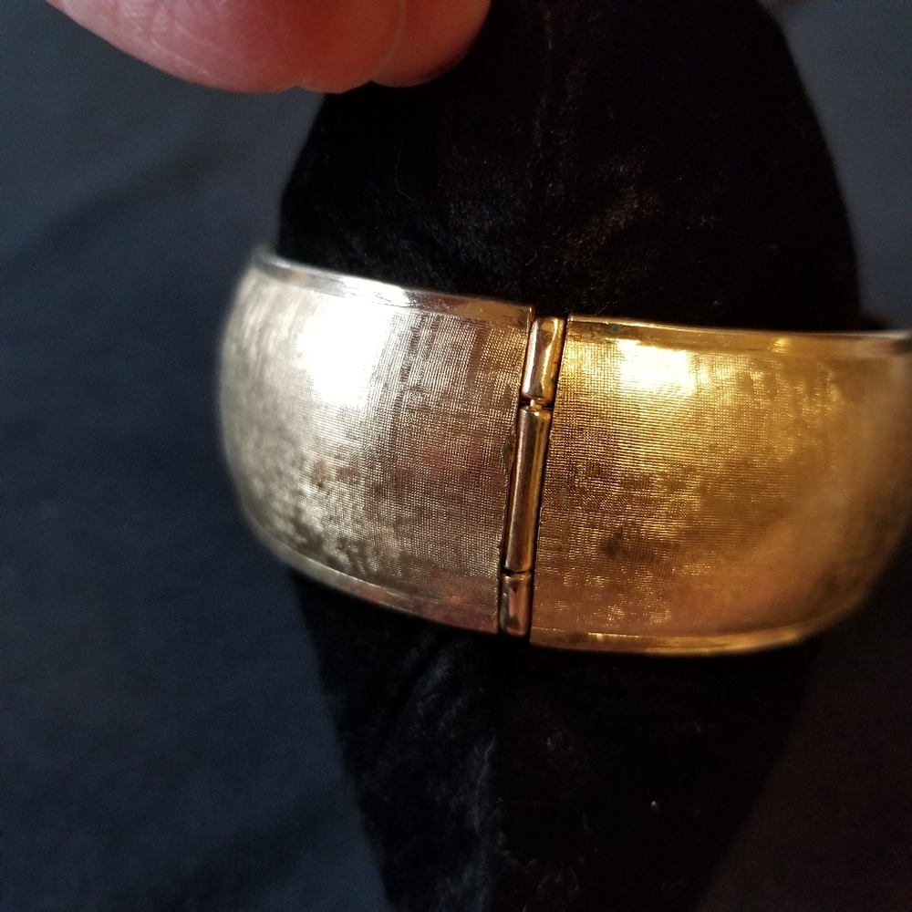 Vintage Coro Pegasus Signed Gold Tone Midcentury Textured Cuff Bracelet - Picture 4 of 10